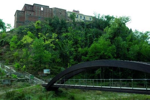 Monasterio de Nuestra Señora de Vico, sobre el puente peatonal en el río Cidacos